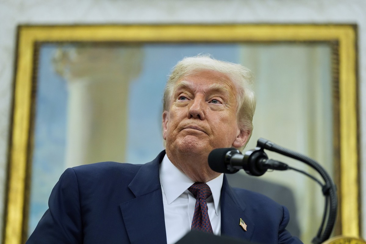 President Donald Trump makes an announcement about Apple with Apple CEO Tim Cook in the Oval Office, Wednesday, Aug. 6, 2025, in Washington. (AP Photo/Alex Brandon)