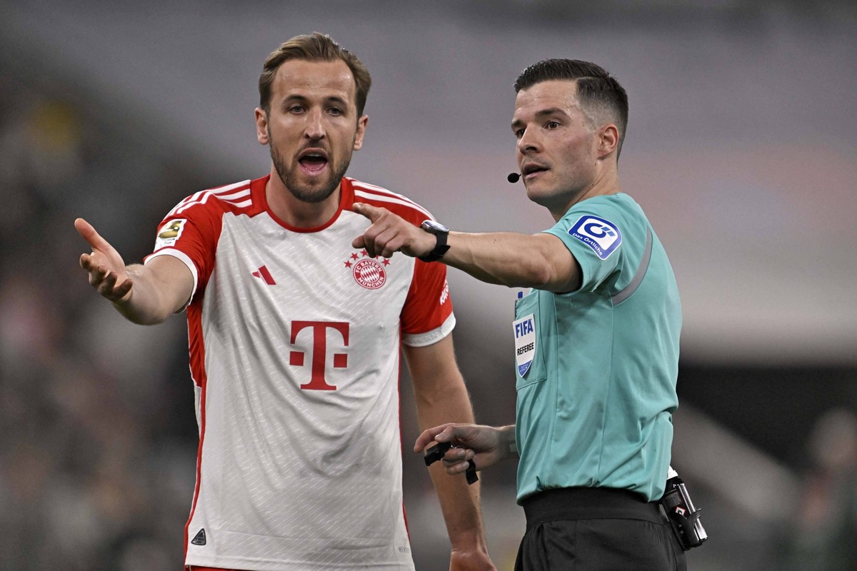 30.03.2024, Fussball 1. Bundesliga 2023/2024, 27.Spieltag, FC Bayern M�nchen - Borussia Dortmund, in der Allianz-Arena M�nchen. Harry Kane FC Bayern M�nchen diskutiert mit Schiedsrichter Harm Osmers H ...