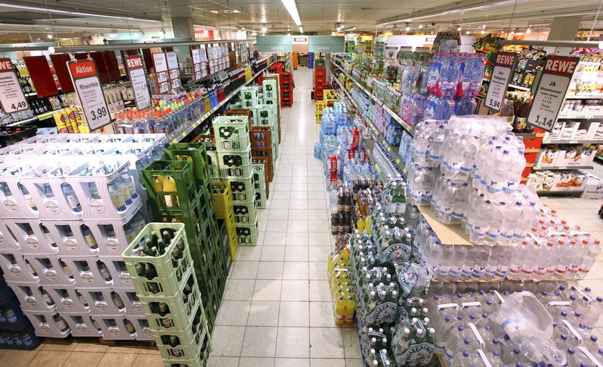 Bildnummer: 58238183 Datum: 17.04.2012 Copyright: imago/Jochen Tack
Getraenkeabteilung, nicht alkoholische Getränke, Mineralwasser. Grosser Supermarkt, Selbstbedienung. Deutschland, Europa. Wirtschaft ...