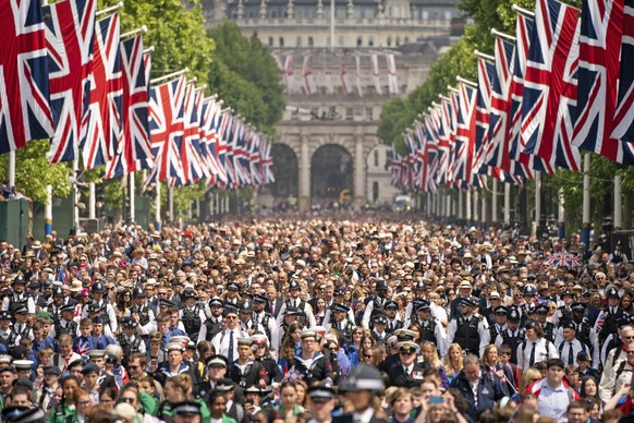 People pack the Mall as the British Royal family come onto the balcony of Buckingham Place after the Trooping the Color ceremony in London, Thursday, June 2, 2022, on the first of four days of celebra ...