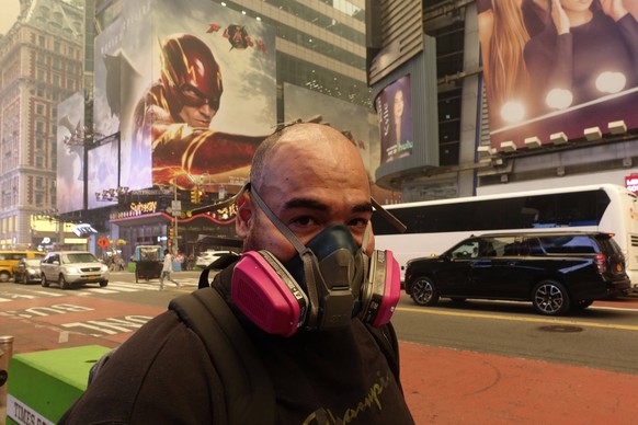 NEW YORK, NY - JUNE 07: A pedestrian wearing breathing filter walks in Times Square amid a smoky haze from Canada wildfires on June 7, 2023 in New York City. PUBLICATIONxINxGERxSUIxAUTxHUNxONLY Copyri ...