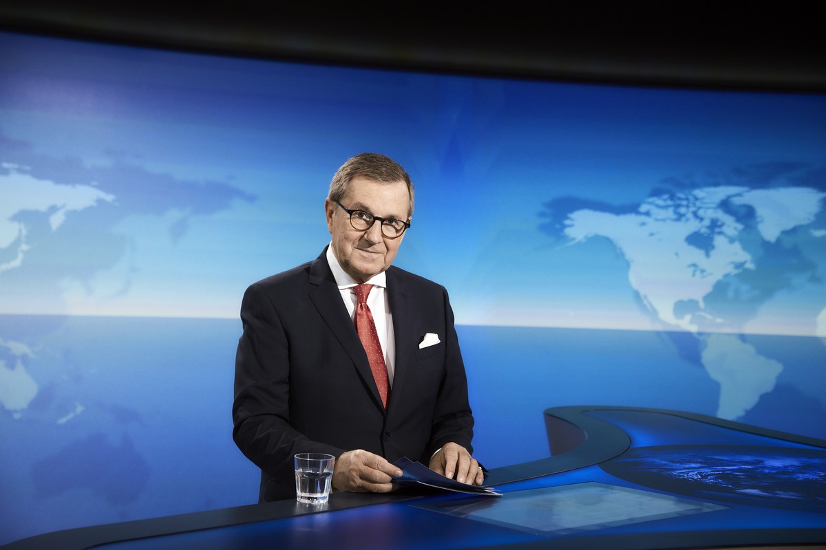 ARCHIV - 06.12.2020, -: Jan Hofer, Chefsprecher der &quot;Tagesschau&quot;, steht im Studio an seinem Platz. Am 14.12.2020 pr