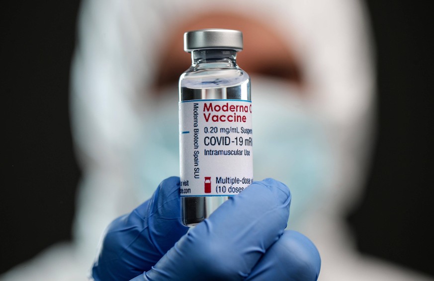 Der mRNA-Impfstoff Spikevax von Moderna – hochwirksam, aber für unter 30-Jährige wird er nun aufgrund von seltenen Nebenwirkungen nicht mehr verwendet.