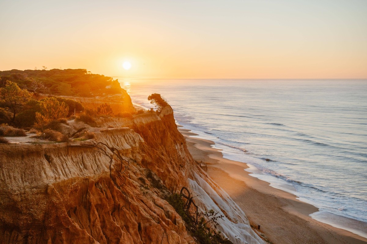 Erstaunliche Landschaft von Falesia Strand mit orangefarbenen Klippen bei Sonnenaufgang, Algarve, Portugal, Europa *** Amazing Landscape from Falesia Beach with orange Cliffs at Sunrise, Algarve, Port ...