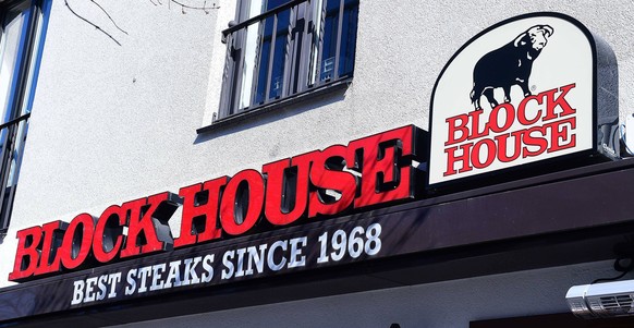 Block House Filiale am 31.03.2020 in Düsseldorf Block House ist eine 1968 gegründete Restaurantkette aus Hamburg, die auf Steaks spezialisiert ist. Die Gruppe wurde von dem Hamburger Gastronomen Eugen ...