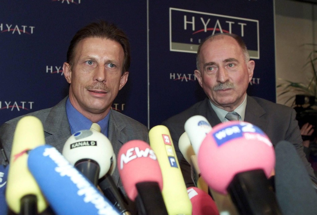 Bildnummer: 00280151 Datum: 12.01.2001 Copyright: imago/Ulmer
Christoph Daum (li.) mit Sportreporter Werner Hansch bei der ersten Pressekonferenz nach dem Drogentest; Vdig, PK, quer, close, Trainer, C ...