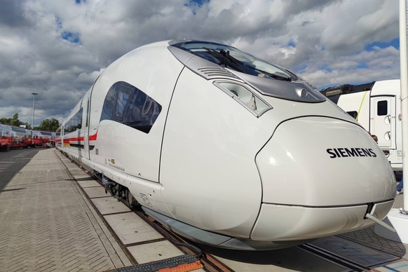 Berlin, Deutschland, 27.09.2024: Messe: Innotrans - Internationale Fachmesse f�r Bahn- und Verkehrstechnik: Hochgeschwindigkeitszug von Siemens *** Berlin, Germany, 27 09 2024 Innotrans trade fair Int ...