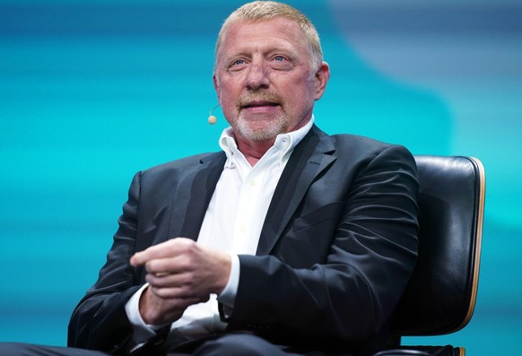 ARCHIV - 10.05.2023, Hamburg: Boris Becker, ehemaliger Tennis-Spieler, sitzt auf der Bühne der Digital-Messe OMR in den Messehallen. Der sechsmalige Grand-Slam-Turniersieger Boris Becker ist trotz des ...
