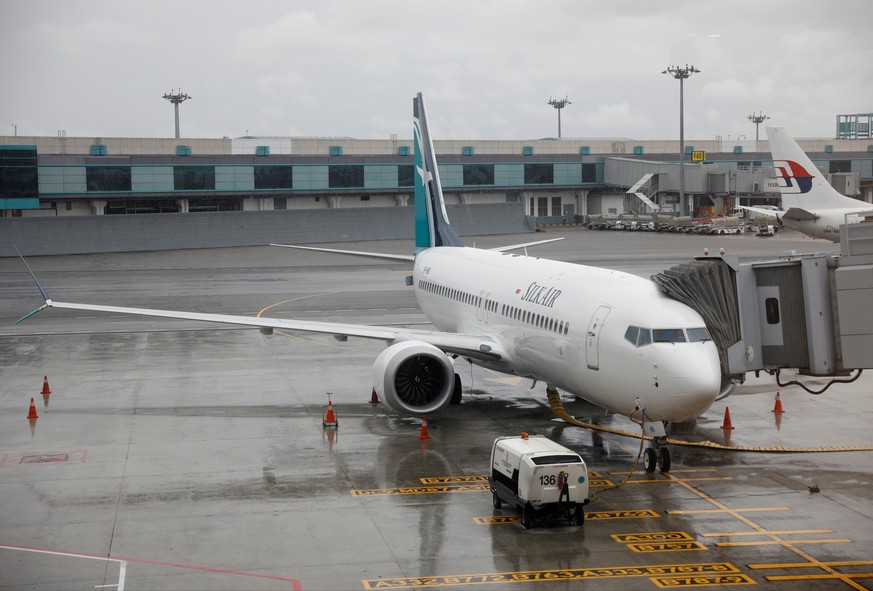 FILE PHOTO - SilkAir&#039;s new aircraft, the Boeing 737 Max 8, sits on the tarmac at Changi Airport in Singapore October 4, 2017. REUTERS/Edgar Su/File Photo