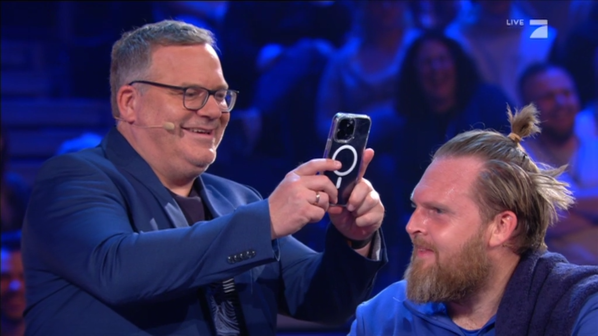 Elton macht ein Erinnerungsfoto von Axel Steins Frisur.
