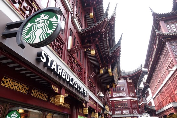 ARCHIV - 30.08.2015, China, Shanghai: Eine Filiale der US-Kaffeehaus-Kette Starbucks. (zu dpa «Starbucks mit Gewinnsprung - China-Geschäft erholt sich») Foto: Jens Kalaene/dpa-Zentralbild/dpa +++ dpa- ...