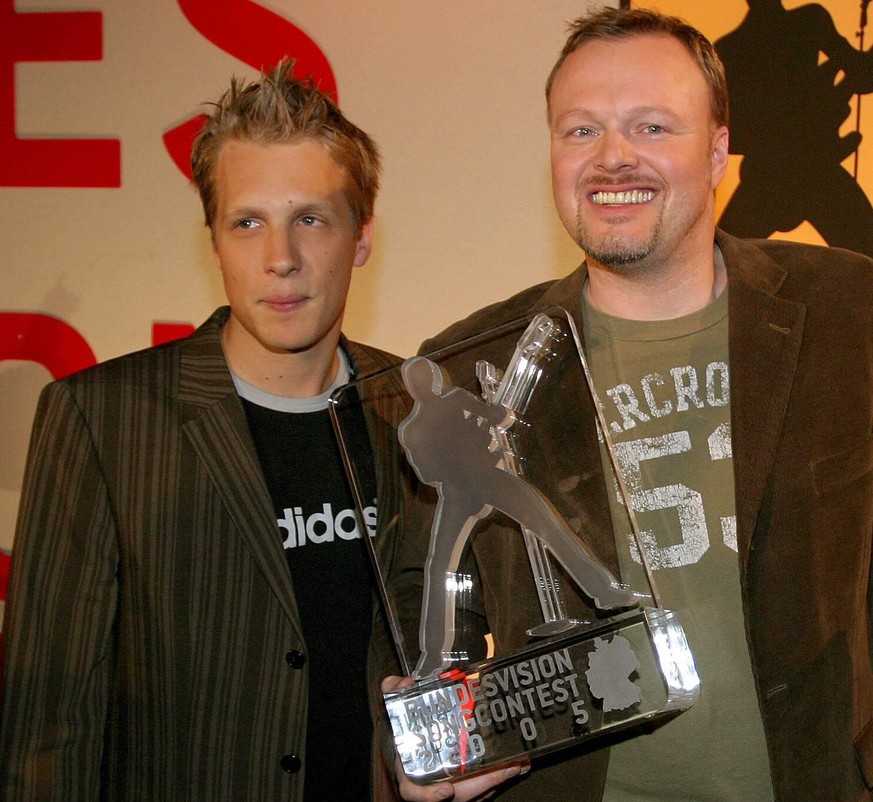 Bildnummer: 50676451 Datum: 11.02.2005 Copyright: imago/T-F-Foto
V.r.n.l.: Moderatoren Annette Frier, Stefan Raab und Oliver Pocher (alle GER) mit Trophäe während des Pressetermins zum Bundesvision So ...