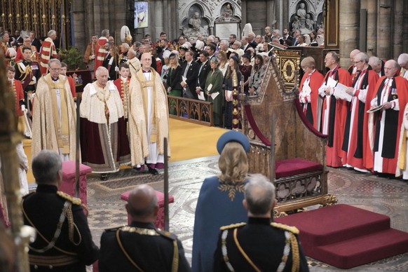 13.04.2023, Großbritannien, London: König Charles III. (M) trifft zur Krönungszeremonie in der Westminster Abbey ein. Zur Krönung von König Charles III. werden zahlreiche Gäste in London erwartet. Fot ...