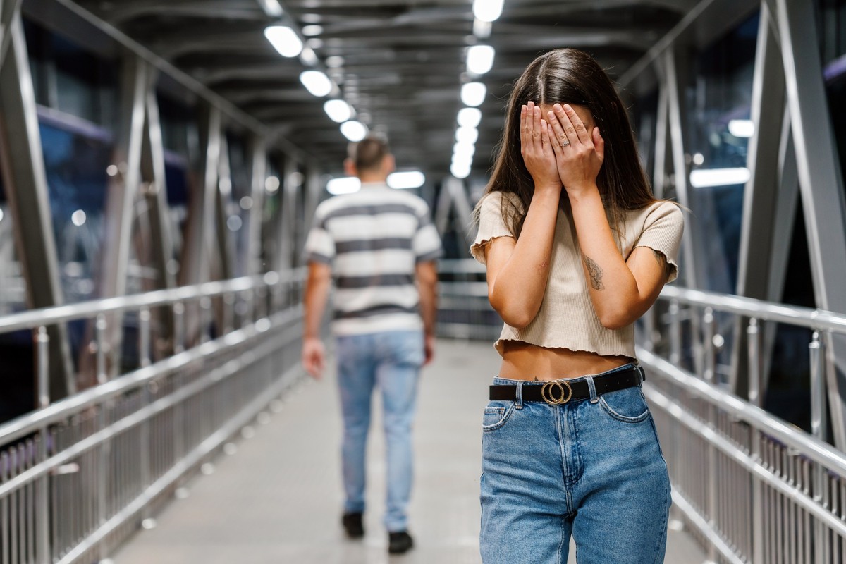 Man leaving his girlfriend after bad break-up