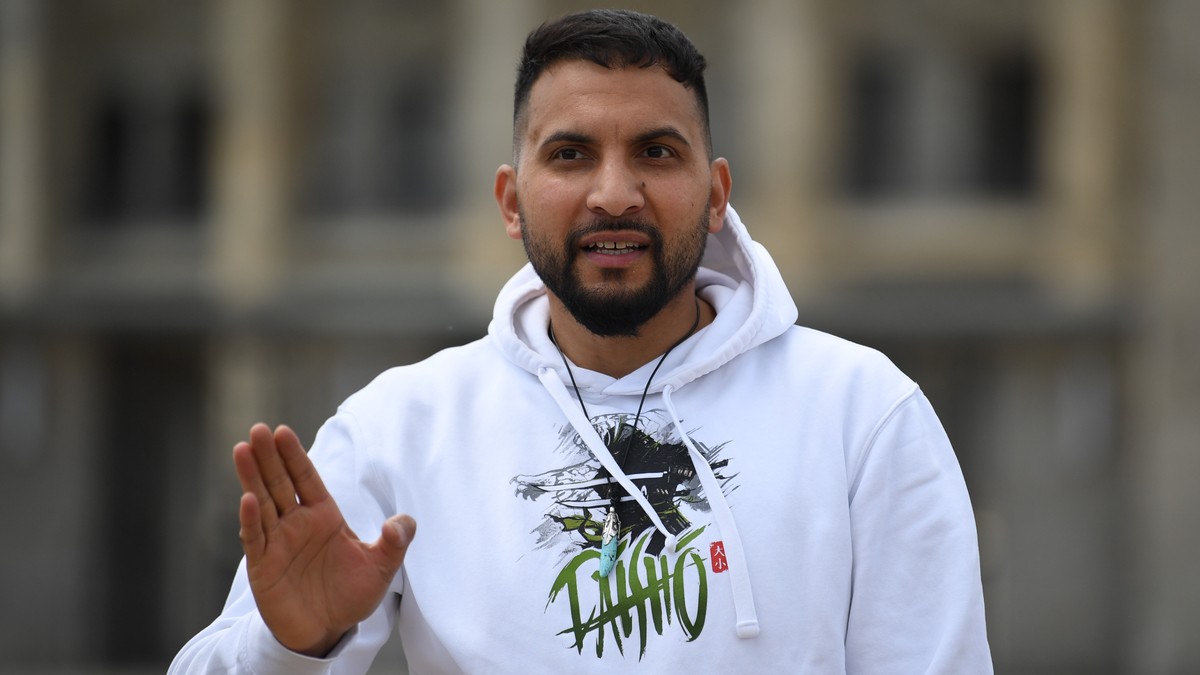 ARCHIV - 06.06.2020, Berlin: Attila Hildmann, Kochbuchautor, spricht bei einer Demonstrationen gegen die Corona-Einschr