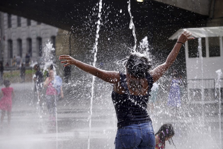 dpatopbilder - 20.11.2023, Brasilien, São Paulo: Menschen nutzen das Wasser eines Brunnen, um sich bei der herrschenden Hitze im Stadtzentrum abzukühlen. Foto: Cris Faga/ZUMA Press Wire/dpa +++ dpa-Bi ...