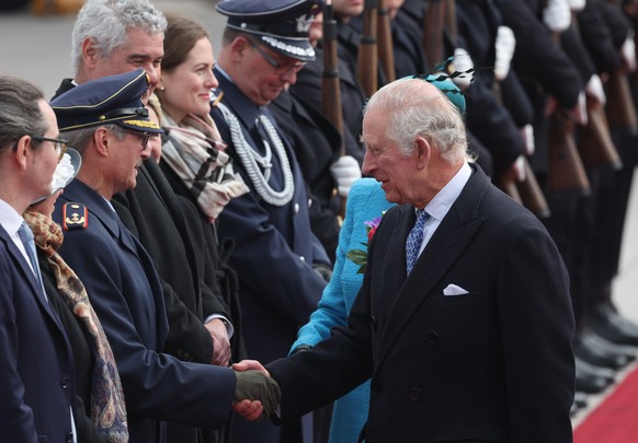 29.03.2023, Berlin: K�nig Charles III. von Gro�britannien wird am Flughafen BER begr��t. Noch vor seiner Kr�nung im Mai 2023 besuchen der britische K�nig und die K�nigsgemahlin f�r drei Tage Deutschla ...