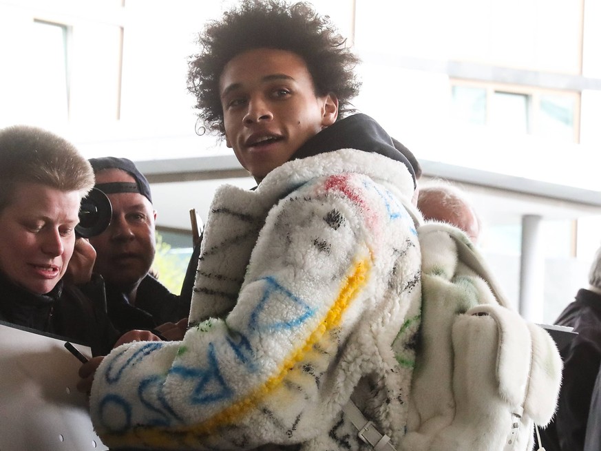 Leroy Sane (Deutschland) - Ankunft im Ritz Carlton Hotel in Wolfsburg zum Freundschaftsspiel Deutschland vs. Serbien in der Volkswagen Arena in Wolfsburg - Deutschland, Fussball, Mann, Maenner,18.03.2 ...