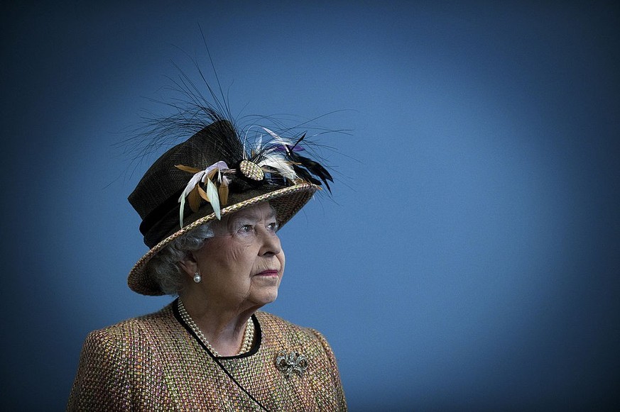 LONDON - FEBRUARY 29: Queen Elizabeth II smiles as she opens the refurbished East Wing of Somerset House, on February 29, 2011 in London, England. (Photo by Eddie Mulholland - WPA Pool/Getty Images)