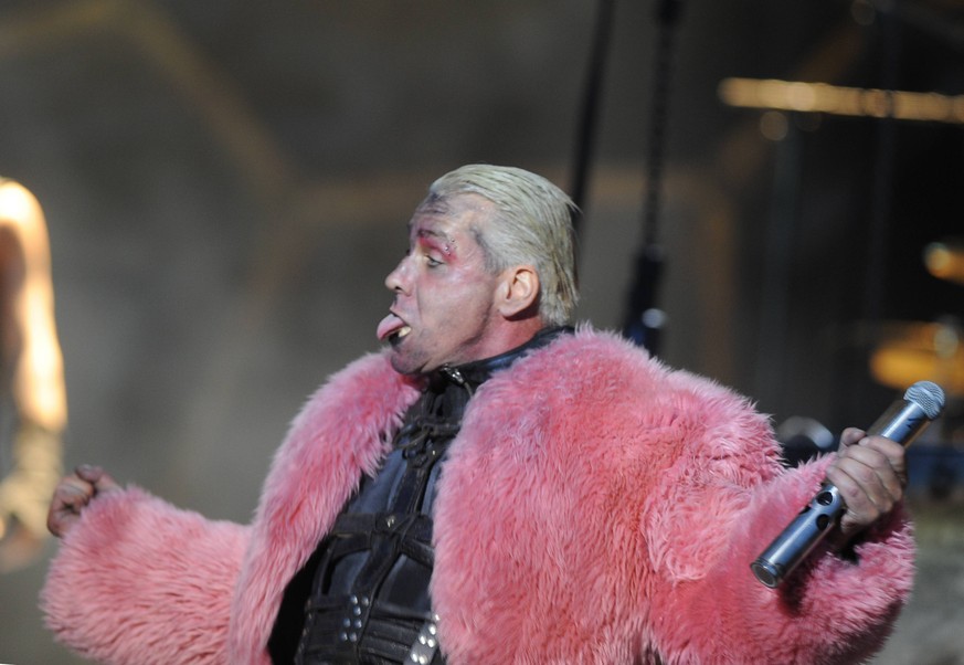 ITAR-TASS: SAMARA REGION, RUSSIA. JUNE 8, 2013. Rammstein lead singer Till Lindemann performs at the 2013 Rock over the Volga music festival, in Petra-Dubrava village. PUBLICATIONxINxGERxAUTxONLY RE11 ...