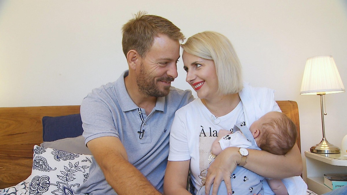 Anna und Gerald freuen sich jetzt endlich eine kleine Familie zu sein.
+++ Die Verwendung des sendungsbezogenen Materials ist nur mit dem Hinweis und Verlinkung auf TVNOW gestattet. +++