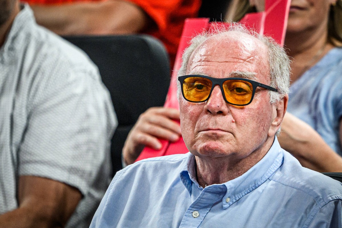 Neu Ulm, Deutschland, 26.06.25: Uli Hoeness Schaut waehrend des Basketball Bundesliga Finale Playoffs Spiel 5 Spiels zwischen FC Bayern M