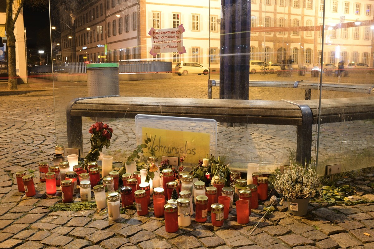 Darmstadt Impressionen 20.11.2023 Zahlreiche Kerzen zum Gedenken an den verstorbenen Obdachlosen auf dem Luisenplatz der vor wenigen Tagen Opfer einer Gewalttat wurde und an den Folgen seiner Verletzu ...