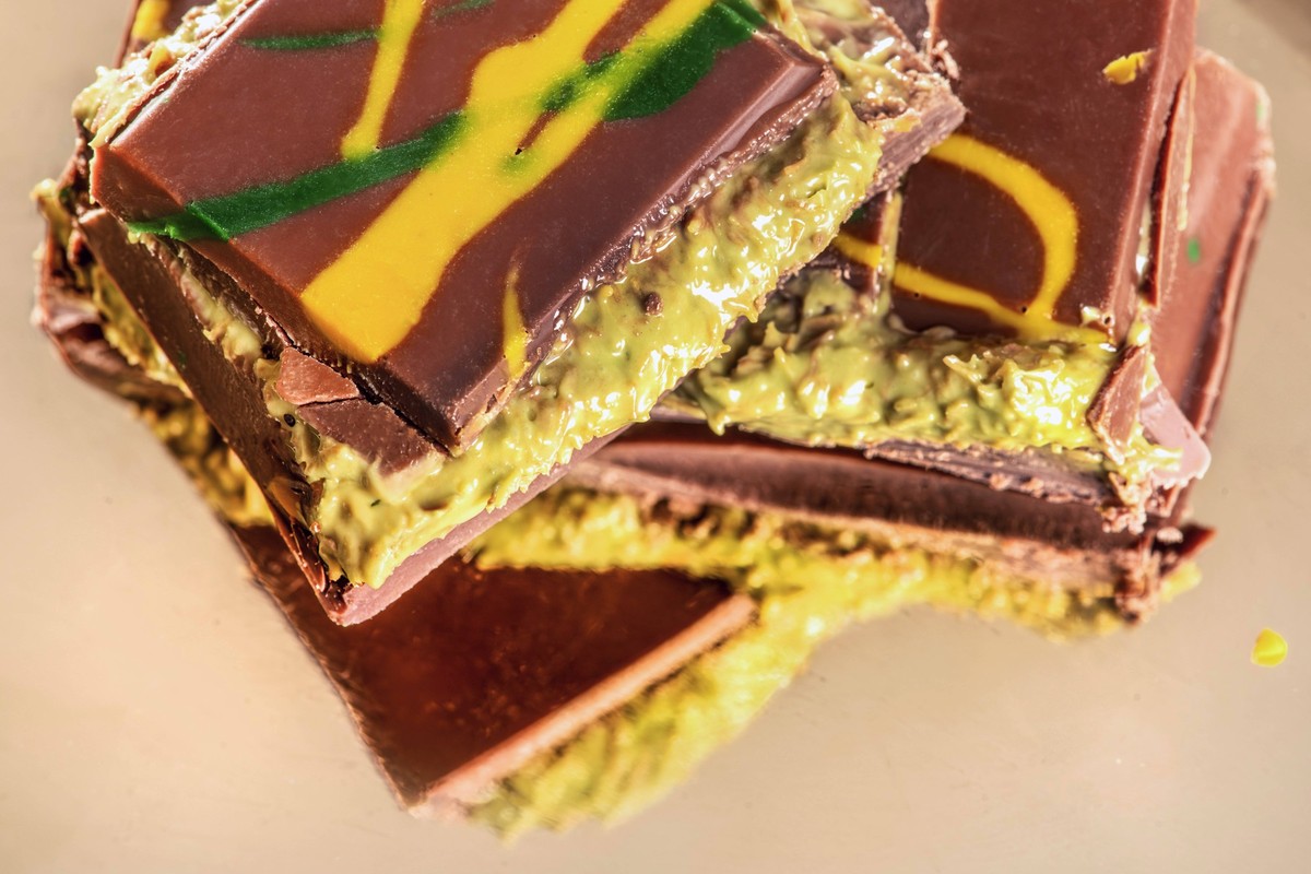 Dubai-Schokolade mit Kunafa- und Pistaziencremefüllung, Hype um Dubai-Schokolade, München, November 2024 Deutschland, München, November 2024, Dubai Schokolade mit Kunafa- und Pistaziencremefüllung, Ma ...