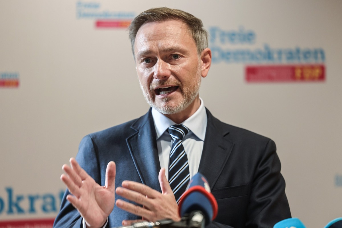 31.10.2023, Nordrhein-Westfalen, Düsseldorf: Christian Lindner (FDP), Bundesminister der Finanzen, spricht im Landtag zu Journalisten. Lindner besuchte die Landtagsfraktion seiner Partei und äußerte s ...