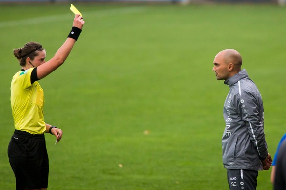 Franziska Wildfeuer (l.) zeigt Ex-Hertha-Profi und aktuellem Potsdam-Trainer Sofian Chahed die Gelbe Karte.