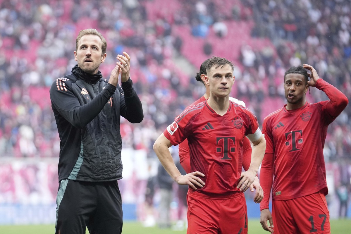 Bayern&#039;s Harry Kane, left, applauds supporters at the end of the German Bundesliga soccer match between RB Leipzig and FC Bayern Munich at the Red Bull Arena in Leipzig, Germany, Saturday, May 3, ...