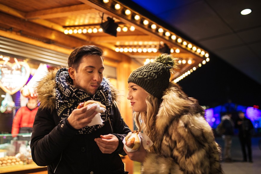 Auf dem Weihnachtsmarkt lässt es sich allerlei Köstlichkeiten futtern. Leider sind die meisten ziemlich ungesund.