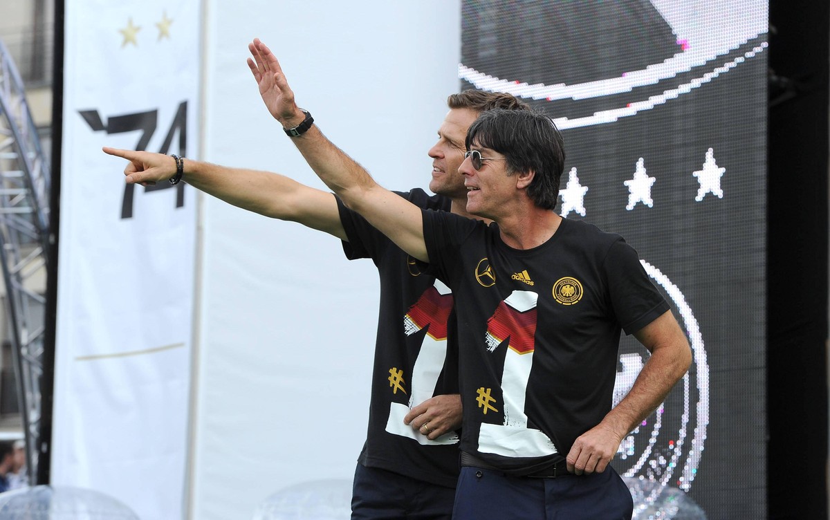 Dienstag 15.07.2014, DFB, Deutschland, Nationalmannschaft, Empfang der Weltmeister 2014 in Berlin am Brandenburger Tor, Fan Meile Berlin, Oliver Bierhoff, DFB Manager, Joachim Löw, Trainer GER, Gestik ...
