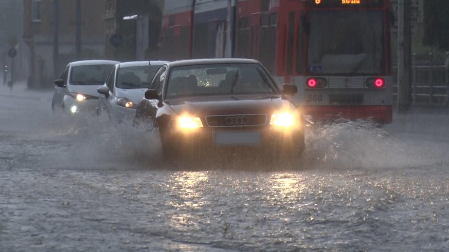 13.06.2020, Sachsen-Anhalt, Halle: Autofahrer sind nach Gewitter und Starkregen auf