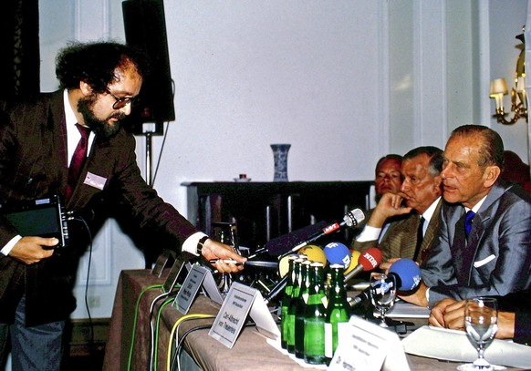 Diese Aufnahme stammt aus dem Jahr 1992 und wurde anlässlich einer Tagung in Hamburg aufgenommen. Ganz links ist Jürgen Worlitz, damals Adelsexperte bei Radio Schleswig-Holstein, zu sehen und rechts Prinz Philip in seiner Funktion als WWF-Präsident.
