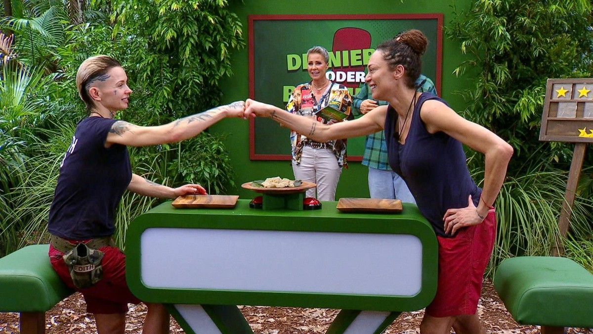 Edith Stehfest (l.) und Lilly Becker treten zu ihrer Dschungelprüfung "Dinnieren oder Blamieren an. Neun Quizrunden müssen die beiden durchlaufen und je nachdem, ob die Antwort richtig oder falsc ...