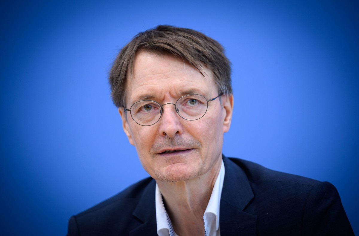 12.07.2023, Berlin: Karl Lauterbach (SPD), Bundesminister für Gesundheit, informiert in der Bundespressekonferenz über &quot;Long-Covid-Initiativen&quot; des Bundesministeriums für Gesundheit. Foto: B ...