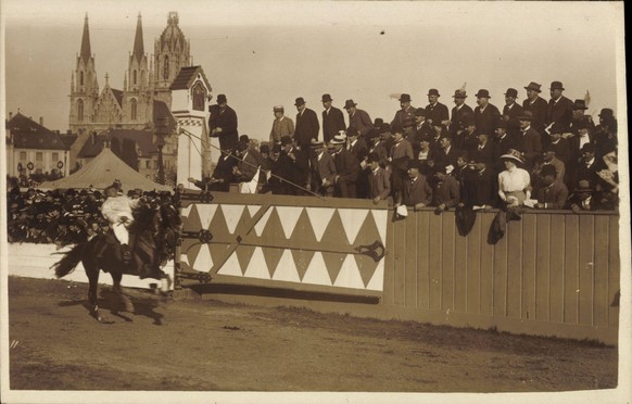 München, Pferderennen auf der Oktoberfestwiese, Zuschauer !AUFNAHMEDATUM GESCHÄTZT! 1909
