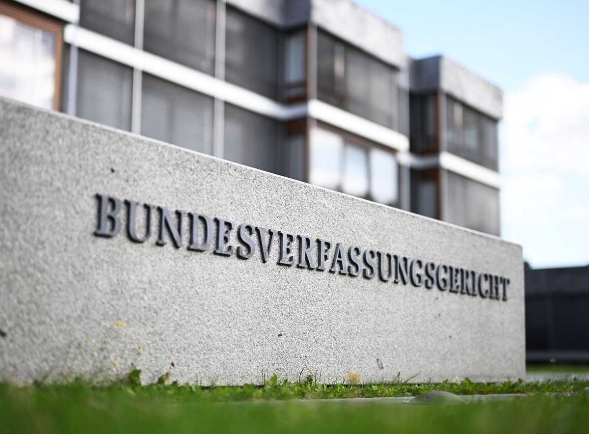 ARCHIV - 16.07.2024, Baden-Württemberg, Karlsruhe: Außenaufnahme des Bundesverfassungsgerichtes mit dem Schriftzug Bundesverfassungsgericht. (zu dpa: «Union, SPD und Grüne wollen Richterwahl vertagen» ...