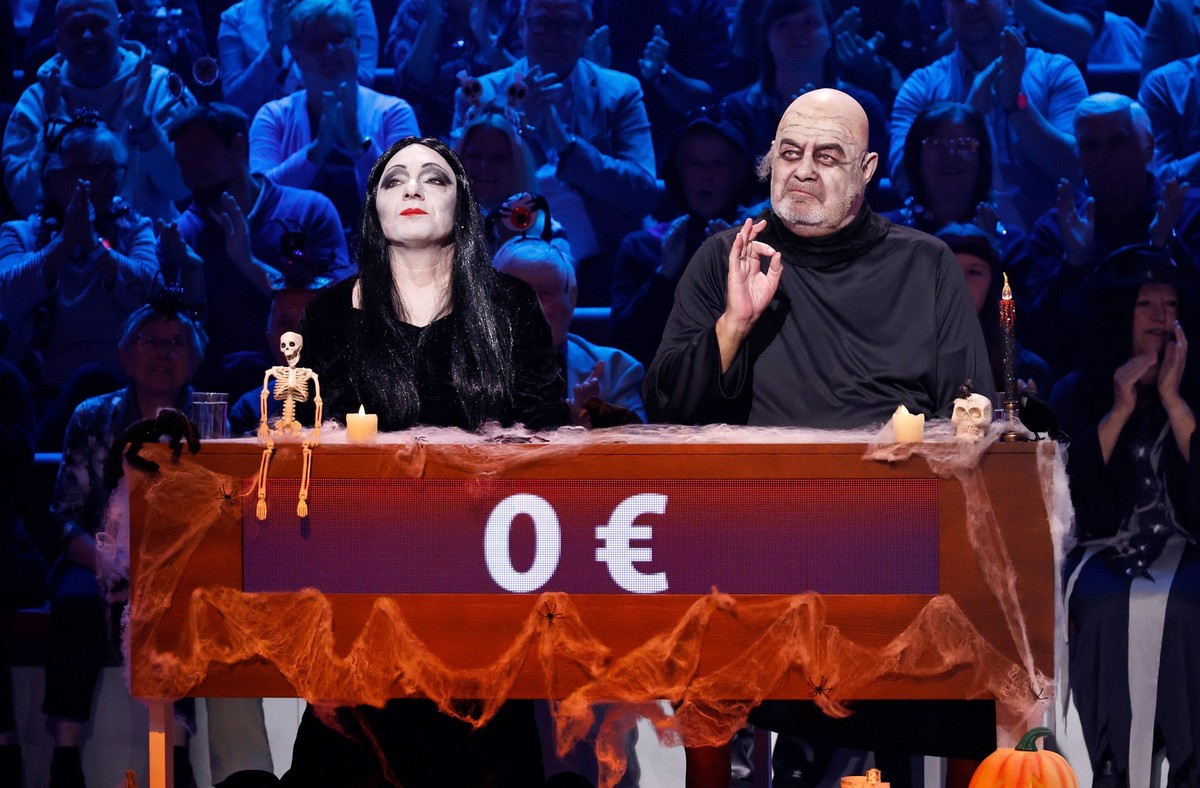 ARD WER WEISS DENN SOWAS? FOLGE 1186, &quot;Marijke Amado und Harry Wijnvoord&quot;, am Donnerstag (31.10.24) um 18:00 Uhr im ERSTEN.
Moderator Kai Pflaume und seine Rateteam-Kapitäne Bernhard Hoëcker ...