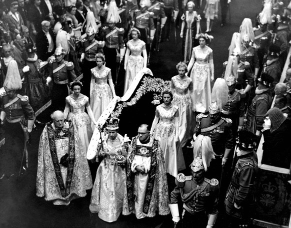 2nd June 1953: Coronation Day. Queen Elizabeth II leaves the Abbey by the Great West Door. , Krönung, Krönungsfeierlichkeiten, Königin, Festivität, Feiertag, Krönungsfeierlichkeit, 1950er, 50er Jahre  ...