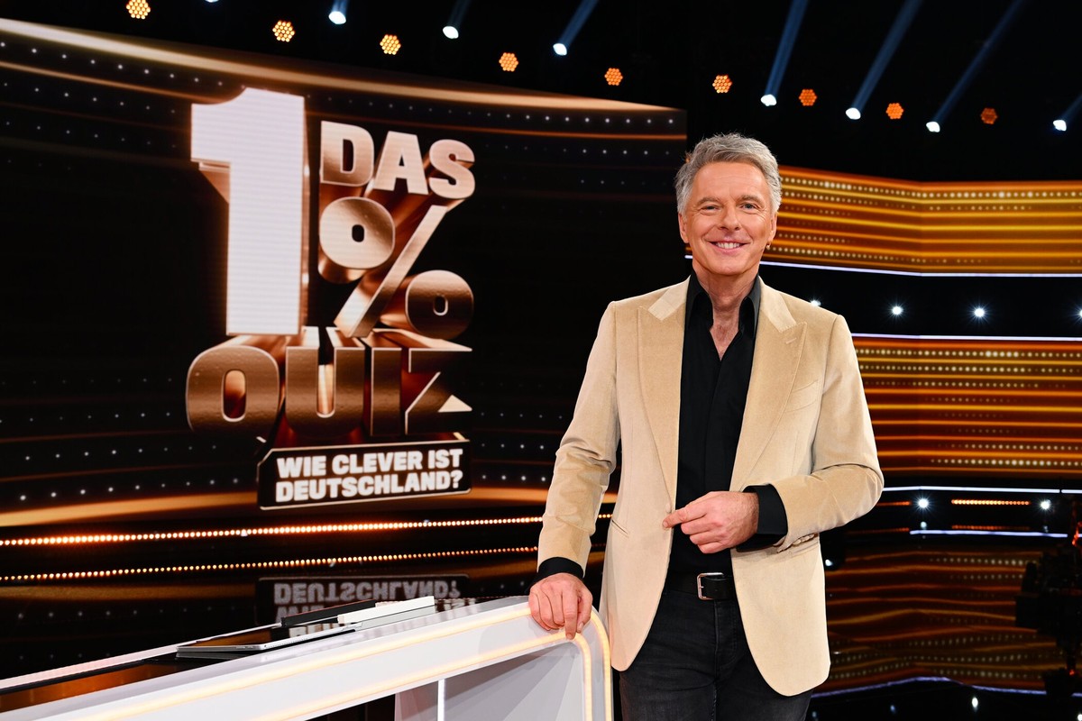 In der neuen SAT.1-Show &quot;Das 1% Quiz - Wie clever ist Deutschland?&quot; misst Moderator Jörg Pilawa ab Mittwoch, 15. März 2023, um 20:15 Uhr, die Intelligenz von 100 Kandidat:innen im Vergleich  ...