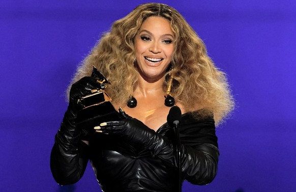 ARCHIV - 14.03.2021, USA, Los Angeles: Beyonce, US-S�ngerin, nimmt den Preis f�r die beste R&amp;B-Performance f�r &quot;Black Parade&quot; bei den 63. Grammy Awards entgegen. (zu dpa &quot;Beyonc� ve ...