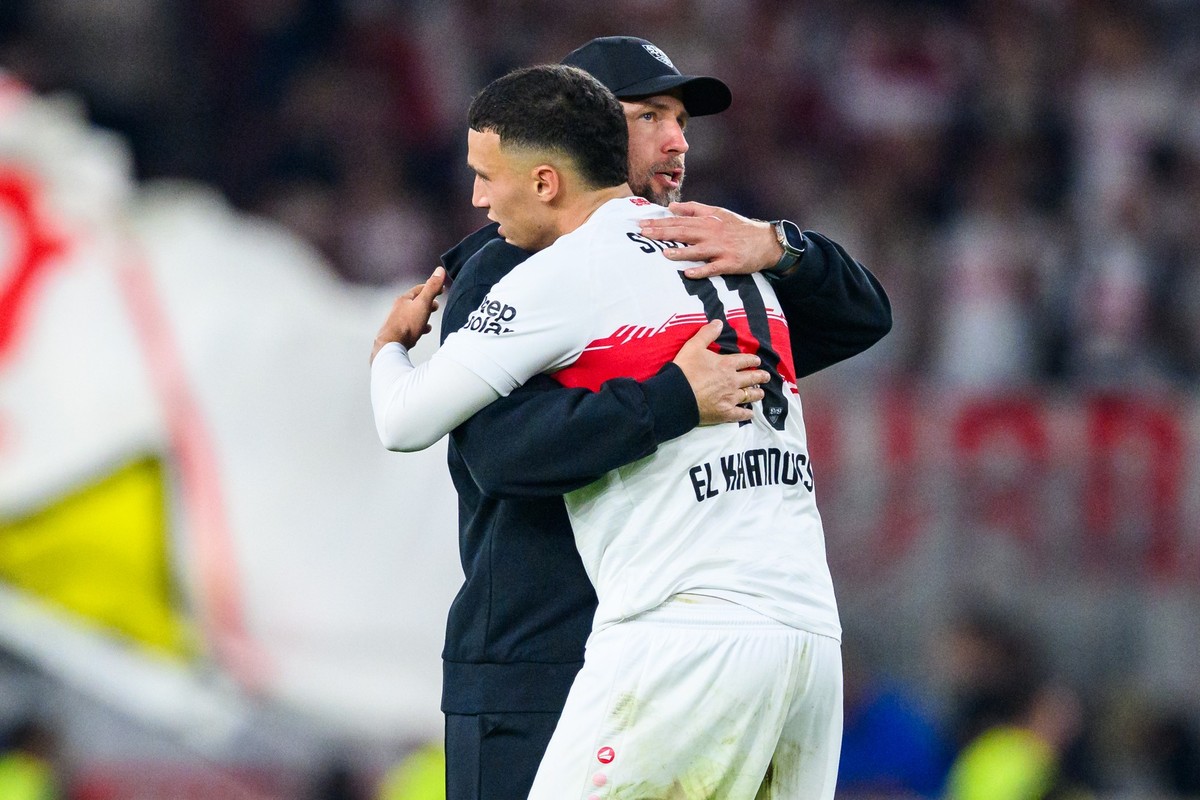 19.09.2025, Baden-Württemberg, Stuttgart: Fußball, Bundesliga, VfB Stuttgart - FC St. Pauli, 4. Spieltag, MHPArena. Trainer Sebastian Hoeneß (l, VfB Stuttgart) klatscht mit Bilal El Khannouss (VfB Stu ...