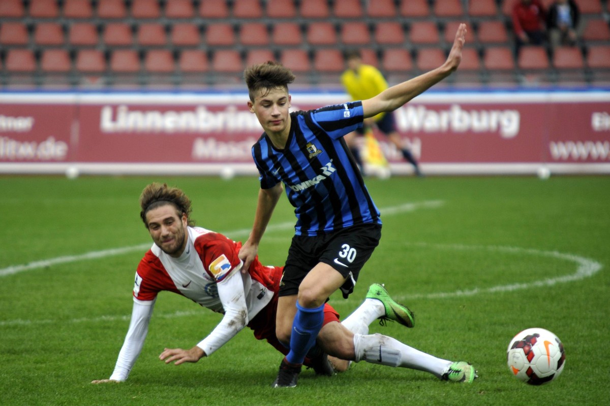 Robin Koch im Trikot von Eintracht Trier. Shqipon Bektasi (KSV Hessen Kassel) hat das Nachsehen.