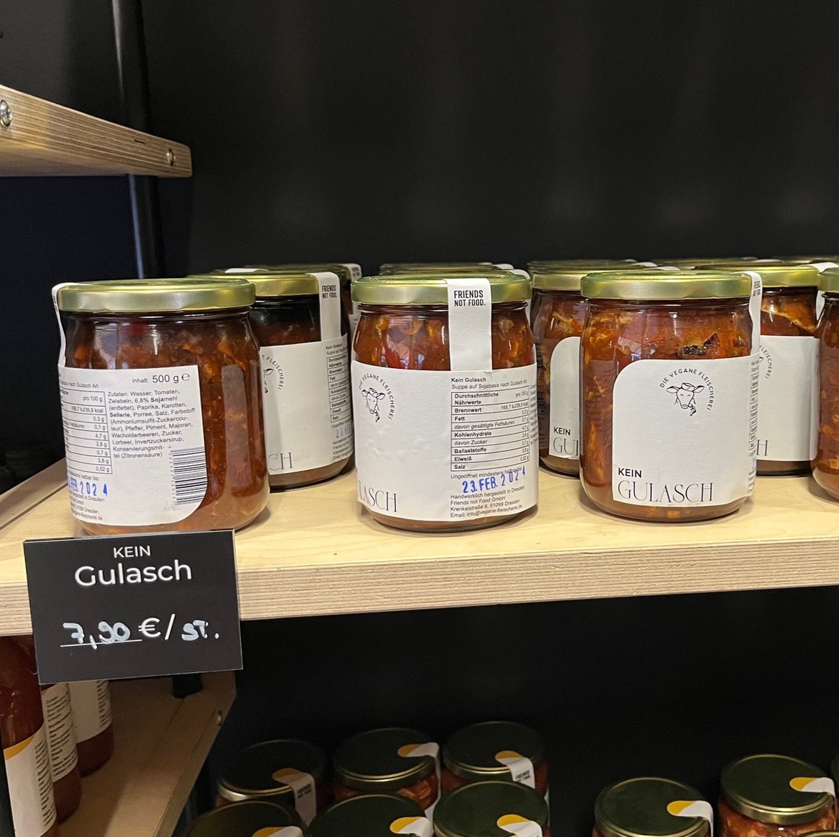 (Kein) Gulasch aus dem Glas: Die vegane Fleischerei bietet auch fertig gekochte Gerichte an.