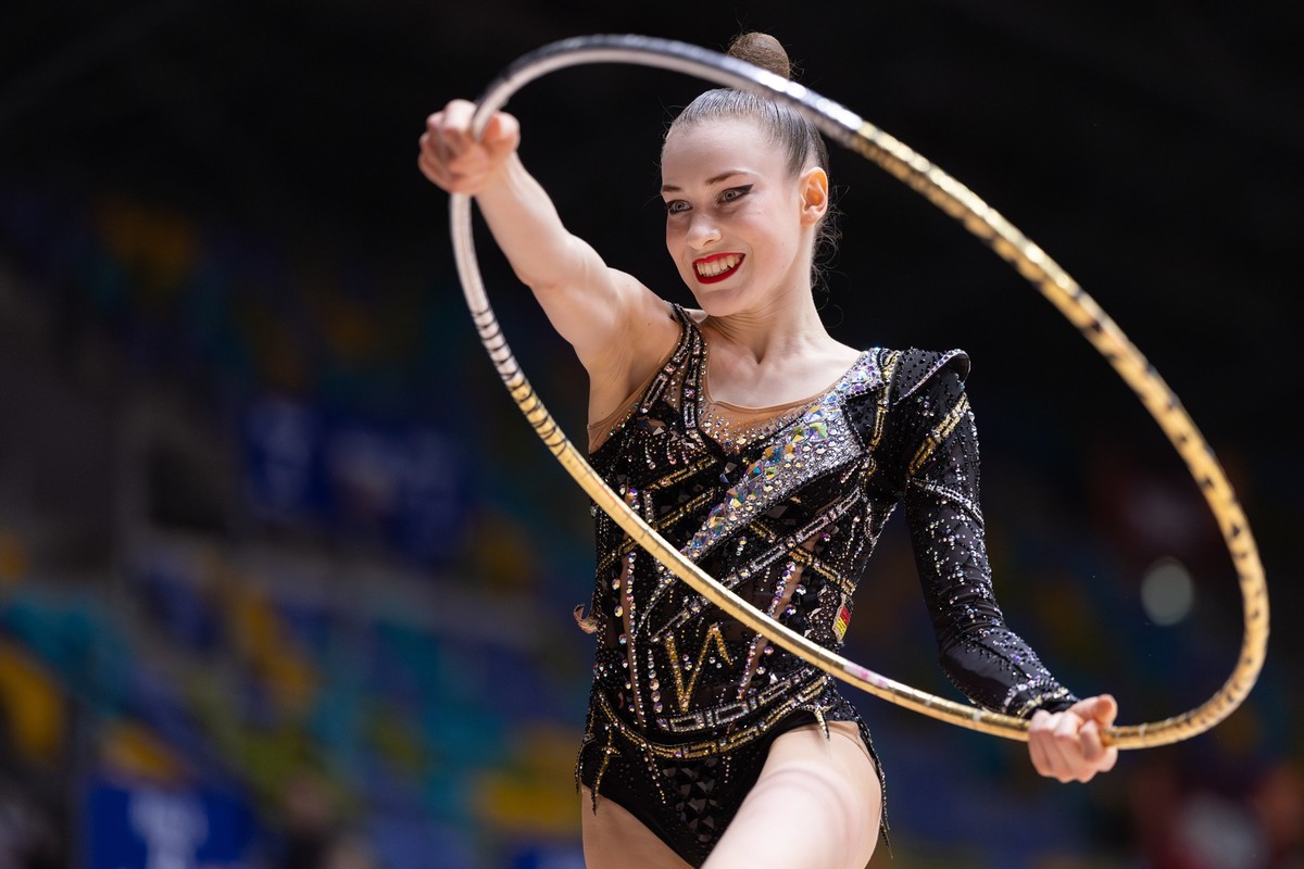 ARCHIV - 06.06.2024, Hessen, Frankfurt/Main: Turnen, Rhythmische Sportgymnastik, Deutsche Meisterschaft: Darja Varfolomeev (TSV Schmiden) während ihrer Übung mit dem Reifen. (zu dpa: «Deutsche Gold-Ho ...