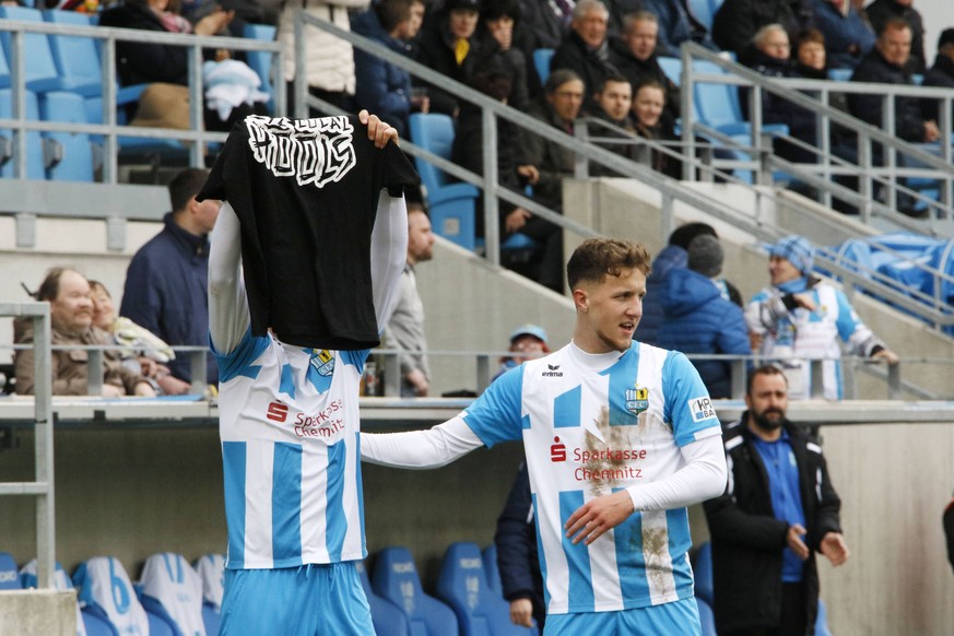 Daniel Frahn (l.) mit einem Hooligan-Shirt.