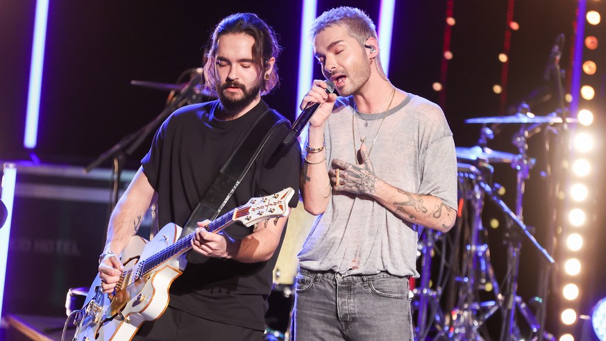 16.12.2020, Sachsen-Anhalt, Halle: Tom (l) und Bill Kaulitz von der Band Tokio Hotel treten w