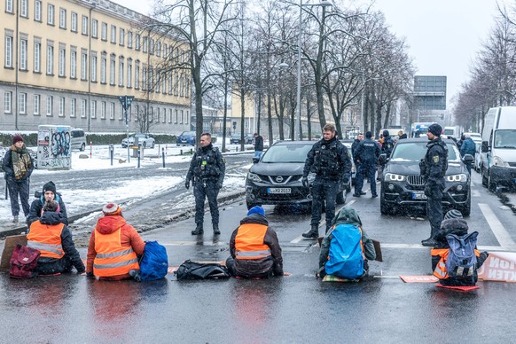 Aktivistinnen Flinta der Letzten Generation haben am heutigen Mittwoch anlässlich des Welt-Frauentages die Jahnallee im Leipziger Westen blockiert und sich an die Fahrbahn geklebt. Insgesamt 7 Frauen  ...